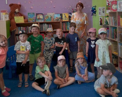 „Czy słońce, czy deszcz, w bibliotece fajnie jest” – wakacyjne zajęcia w Filii Nr 2