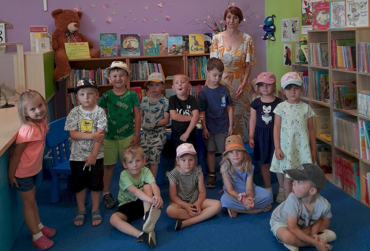 You are currently viewing „Czy słońce, czy deszcz, w bibliotece fajnie jest” – wakacyjne zajęcia w Filii Nr 2