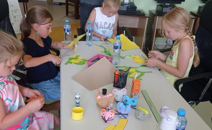 You are currently viewing „Halo Mamo, halo Tato w bibliotece spędzam lato” – wakacyjne zajęcia w Oddziale dziecięcym przy ul. Towarowej.