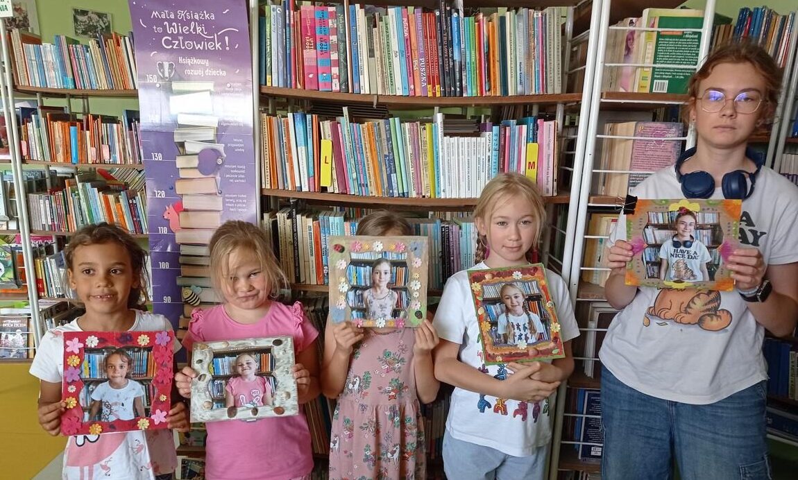 You are currently viewing „Halo Mamo, halo Tato w bibliotece spędzam lato” – wakacyjne zajęcia w Oddziale dziecięcym Filii nr 1.