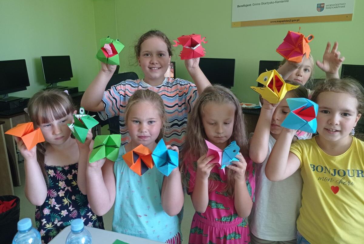 You are currently viewing „Halo Mamo, halo Tato w bibliotece spędzam lato” – wakacyjne zajęcia w Oddziale dziecięcym Filii nr 1.