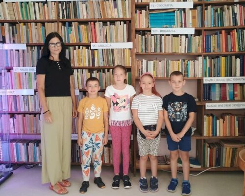 „Czy słońce, czy deszcz, w bibliotece fajnie jest” – wakacyjne zajęcia w Filii Nr 1