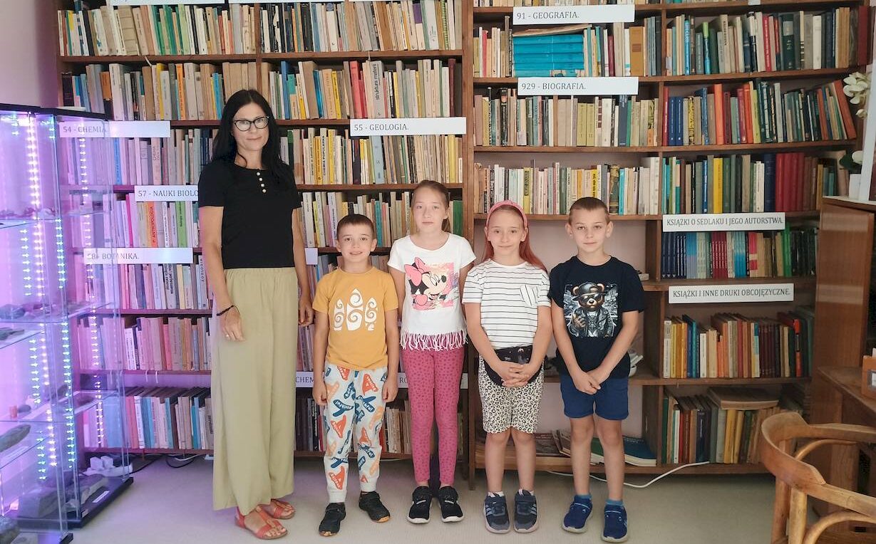 You are currently viewing „Czy słońce, czy deszcz, w bibliotece fajnie jest” – wakacyjne zajęcia w Filii Nr 1