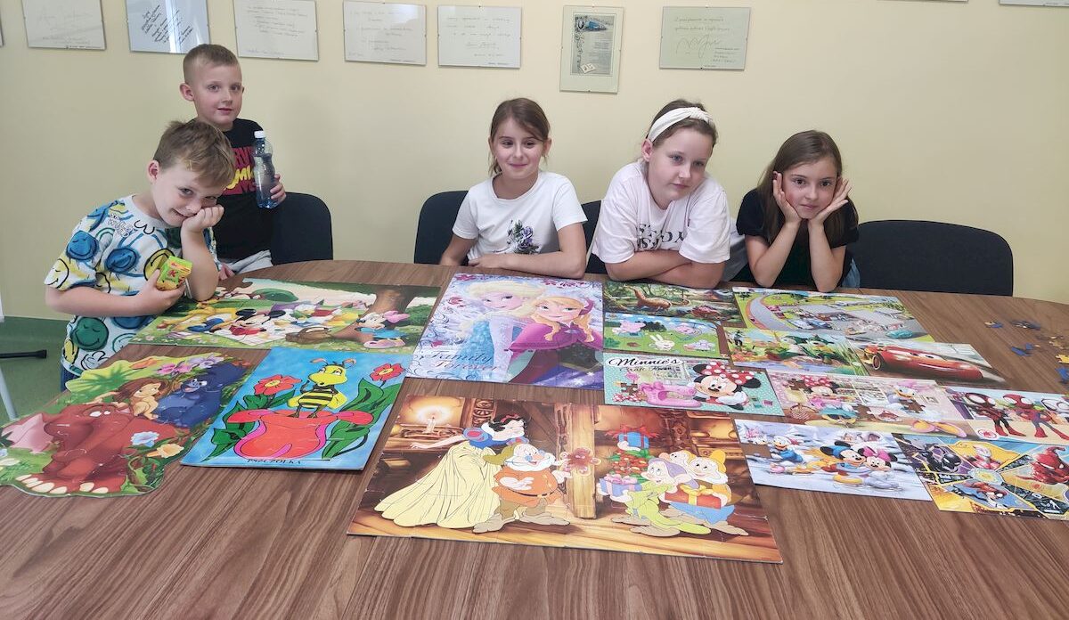 You are currently viewing „Czy słońce, czy deszcz, w bibliotece fajnie jest” – wakacyjne zajęcia w Filii Nr 1