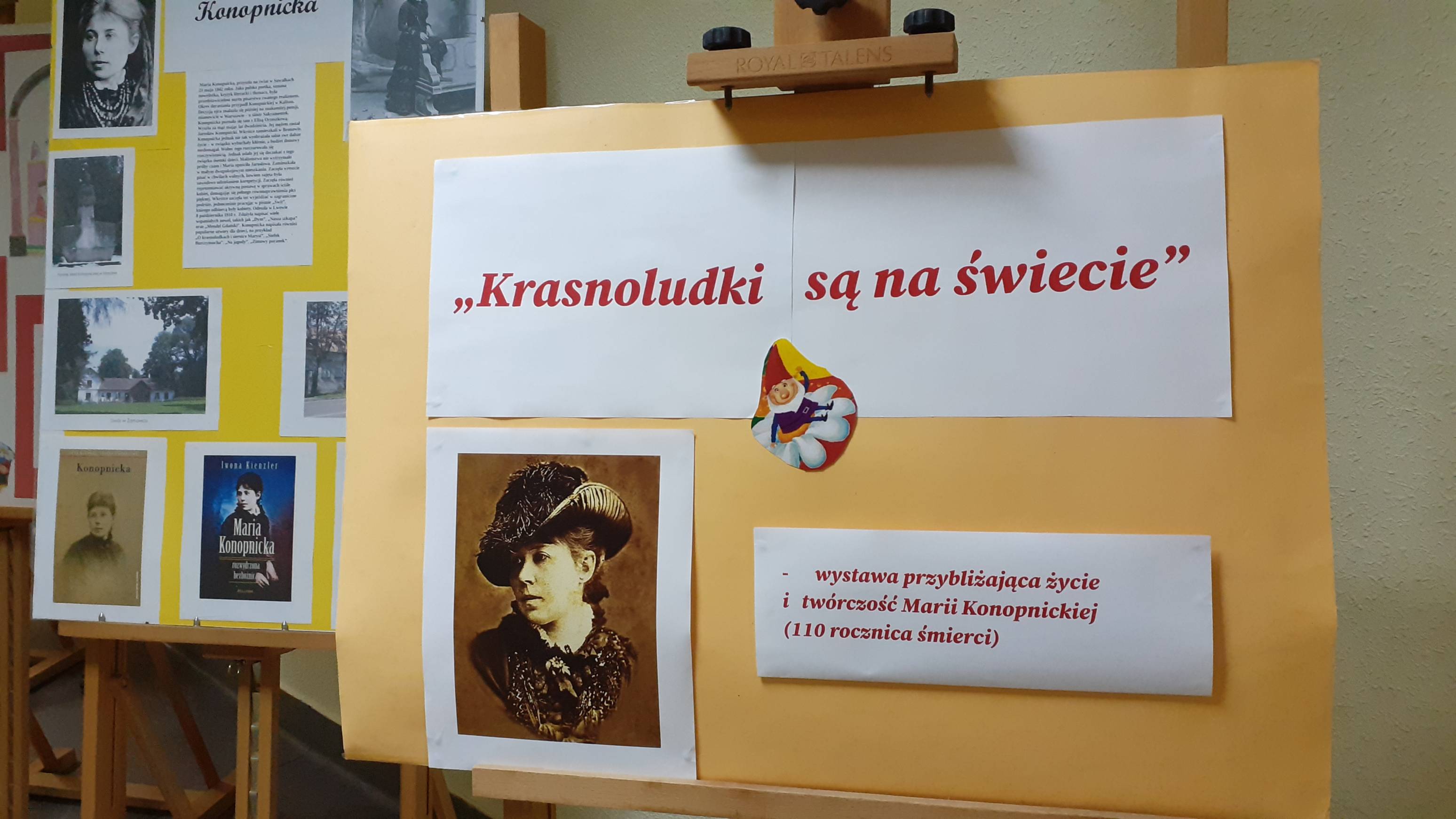 You are currently viewing „Krasnoludki są na świecie” – zwiedzenie wystawy poświęconej Marii Konopnickiej