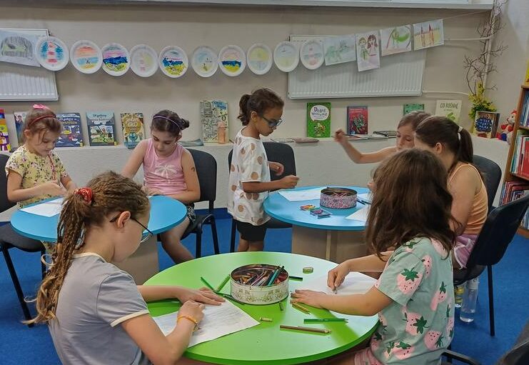 You are currently viewing „Halo Mamo, halo Tato w bibliotece spędzam lato” – wakacyjne zajęcia w Oddziale dziecięcym przy ul. Sezamkowej.