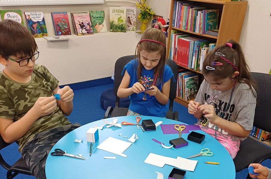 You are currently viewing „Halo Mamo, halo Tato w bibliotece spędzam lato” – wakacyjne zajęcia w Oddziale dziecięcym Filii nr 2