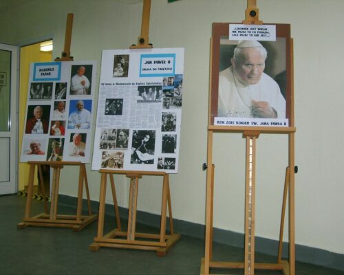 Człowiek jest wielki nie przez to co posiada, lecz przez to kim jest… – Wystawa