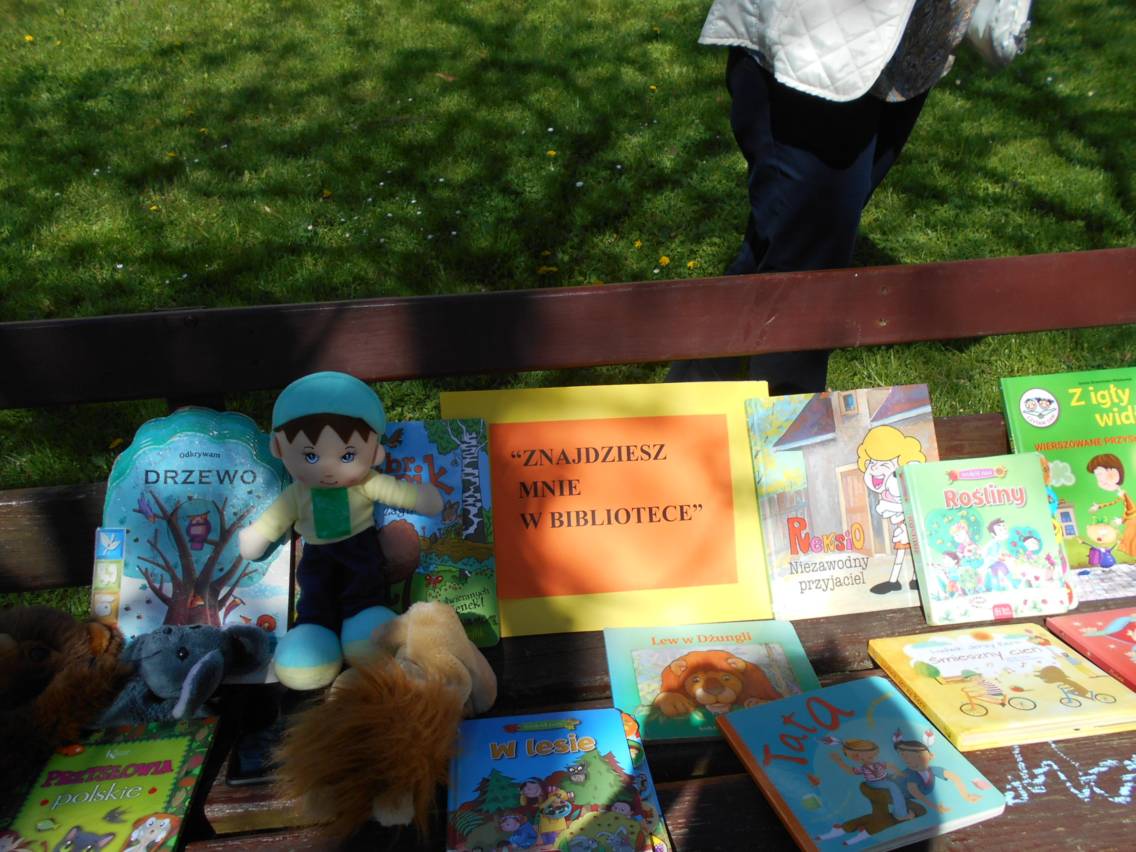 wystawa książek dla dzieci na tydzień bibliotek w Skarżysku-Kamiennej