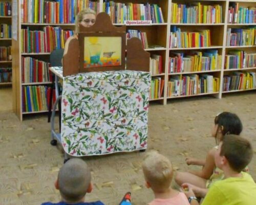 „Letnia czytelnia: Czas na teatrzyk” – wakacje w bibliotece