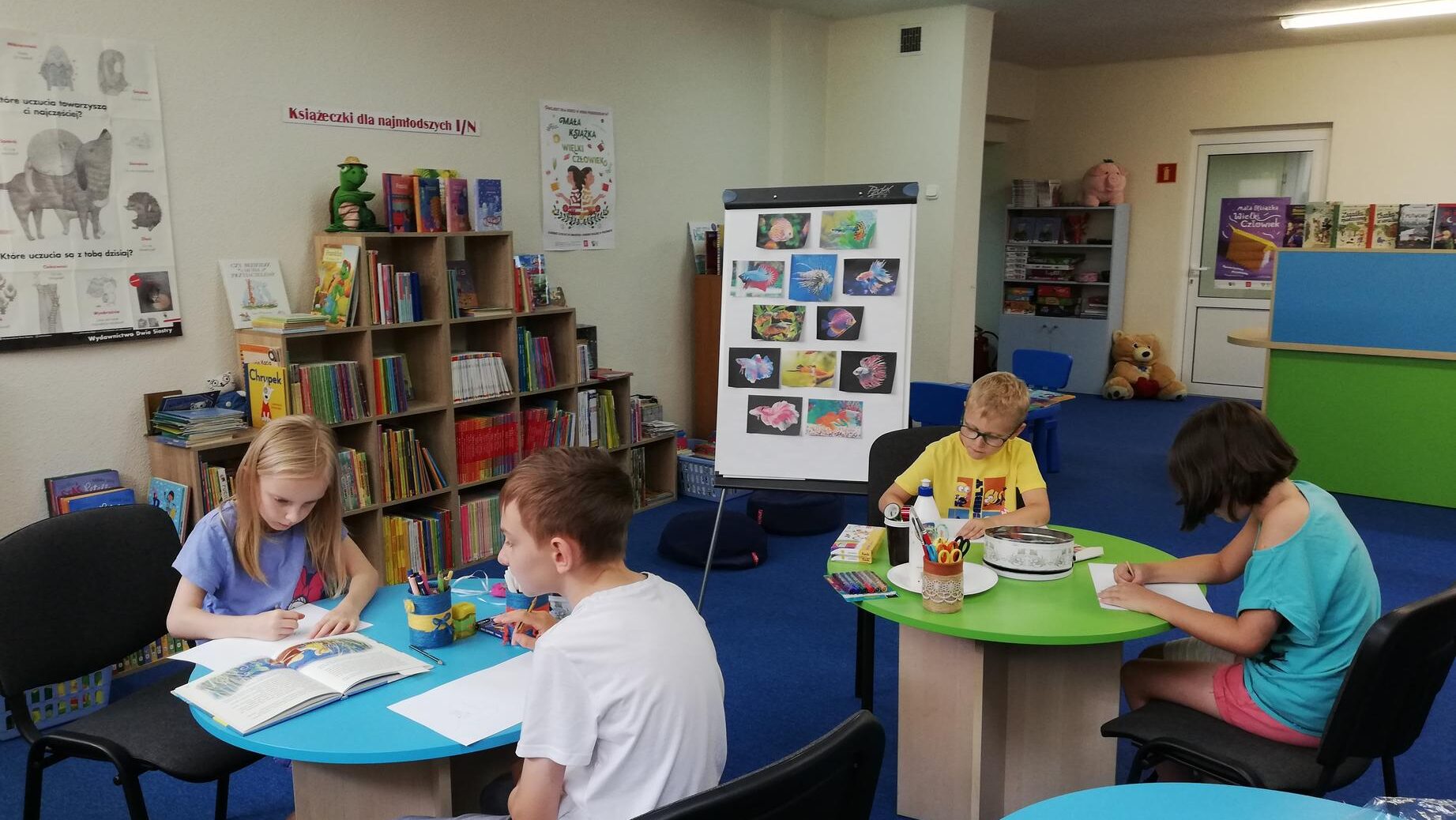 You are currently viewing „Halo Mamo, halo Tato w bibliotece spędzam lato” – wakacyjne zajęcia w Oddziale dziecięcym przy ul. Sezamkowej.