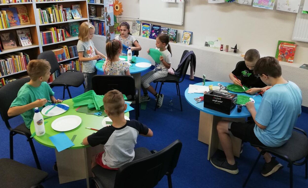 You are currently viewing „Halo Mamo, halo Tato w bibliotece spędzam lato” – wakacyjne zajęcia w Oddziale dziecięcym przy ul. Sezamkowej.