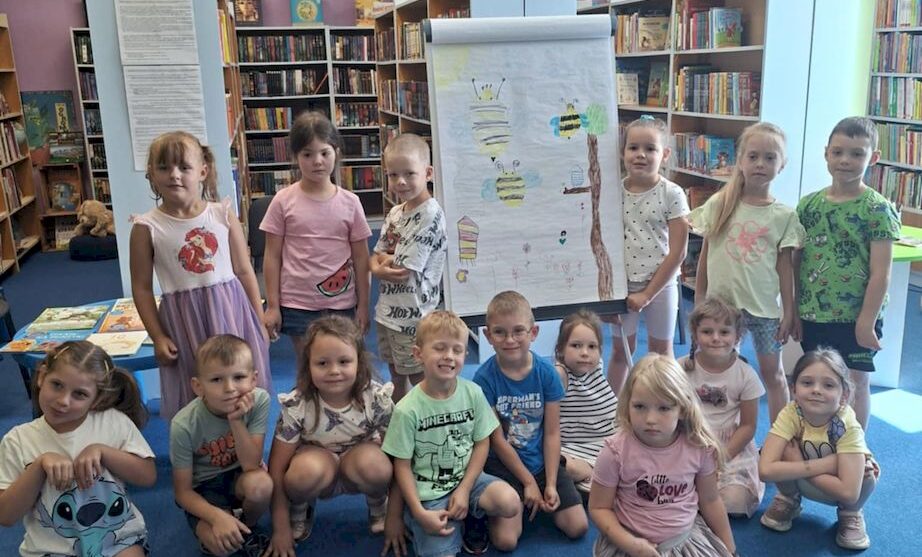 You are currently viewing „Czy słońce, czy deszcz, w bibliotece fajnie jest” – wakacyjne zajęcia w Filii Nr 2