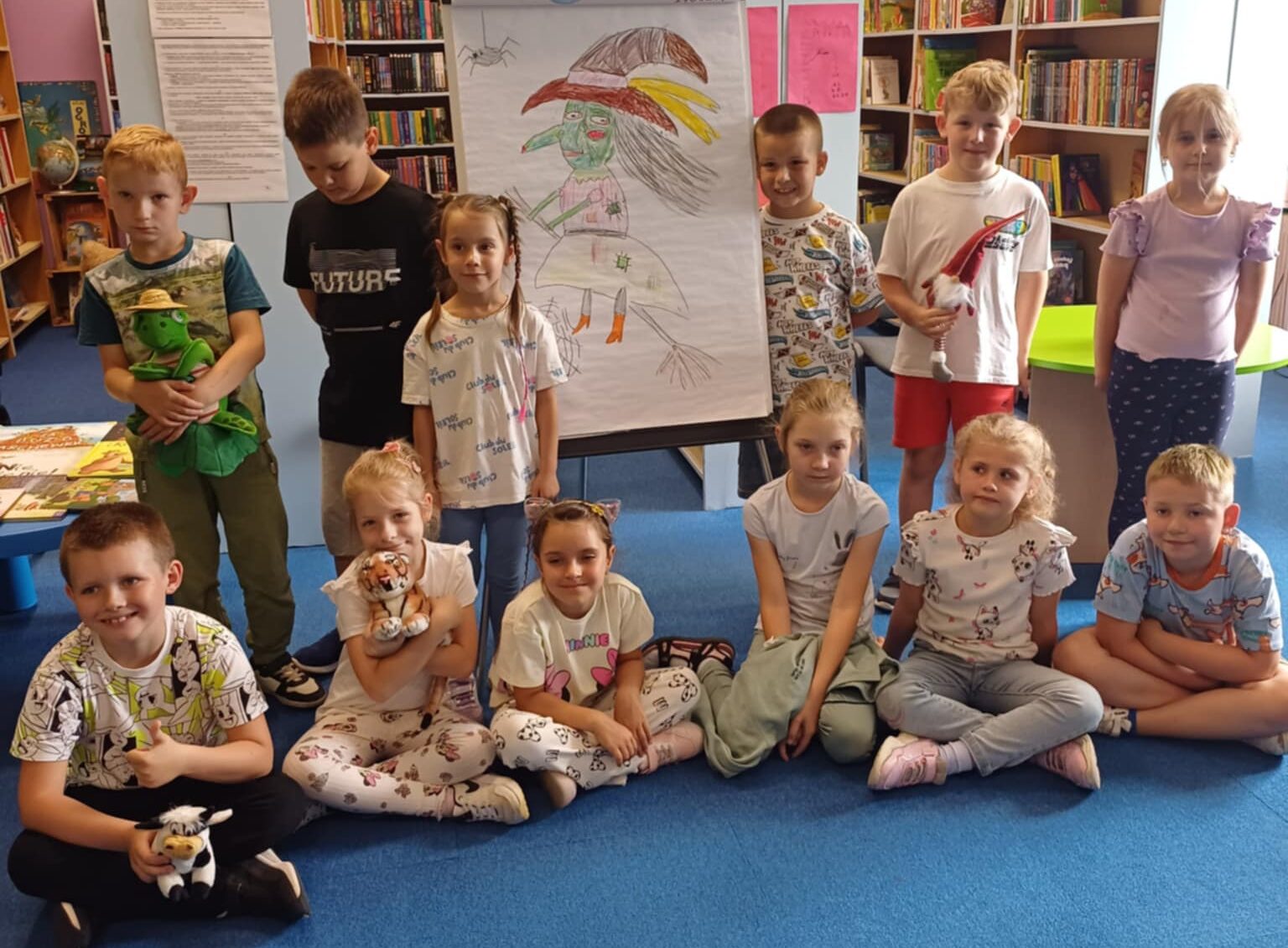 You are currently viewing „Czy słońce, czy deszcz, w bibliotece fajnie jest” – wakacyjne zajęcia w Filii Nr 2