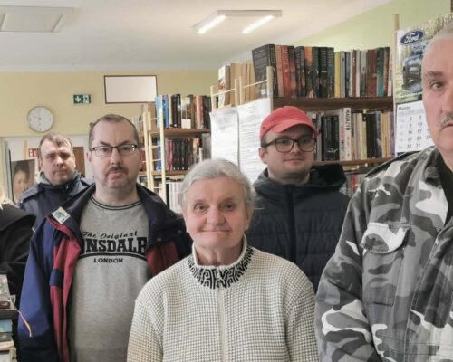 Wizyta w bibliotece podopiecznych z Warsztatów Terapii Zajęciowej