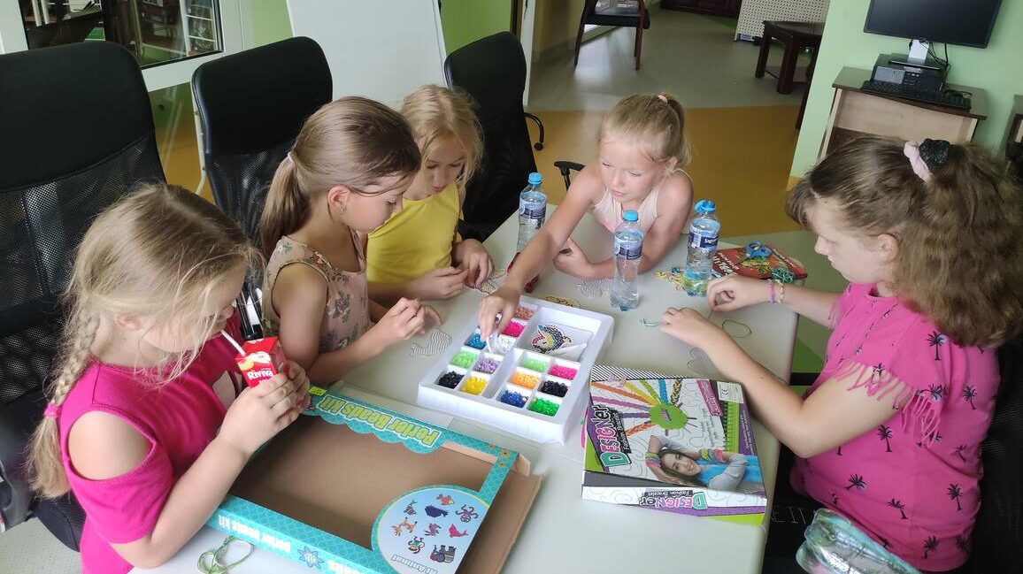 You are currently viewing „Halo Mamo, halo Tato w bibliotece spędzam lato” – wakacyjne zajęcia w Oddziale dziecięcym przy ul. Towarowej.