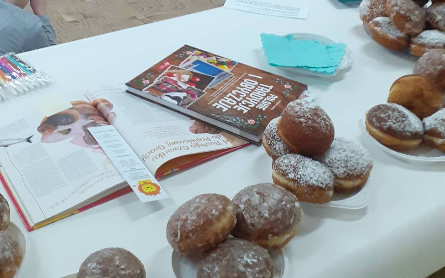 You are currently viewing Pączek z książką – CZYTAMY I BAWIMY SIĘ