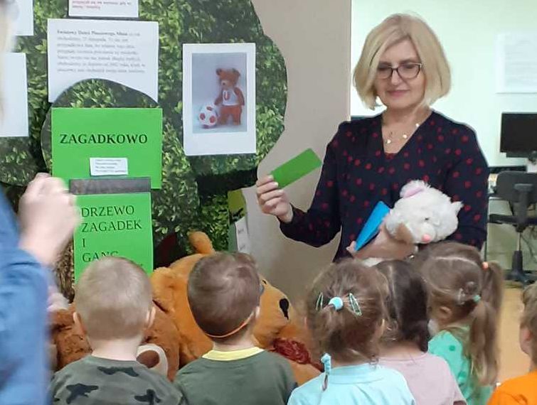 You are currently viewing „Jadą, jadą misie, śmieją im się pysie….” – ŚWIATOWY DZIEŃ PLUSZOWEGO MISIA